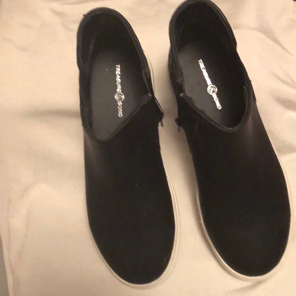 Flat ankle boots